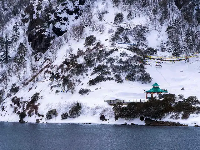 Bezaubernde Winterlandschaft am Tsomgo-See Image