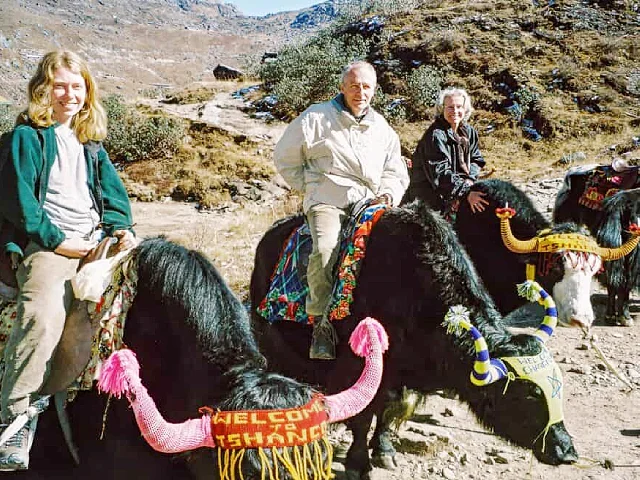 Yak-riding along the shores of Tsomgo Lake Image