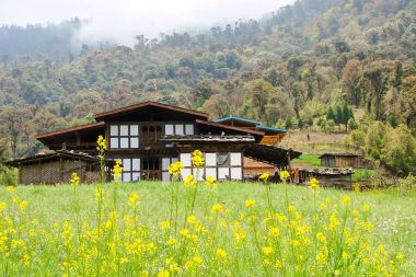 Bhutan Reise Landschaft mit Haus